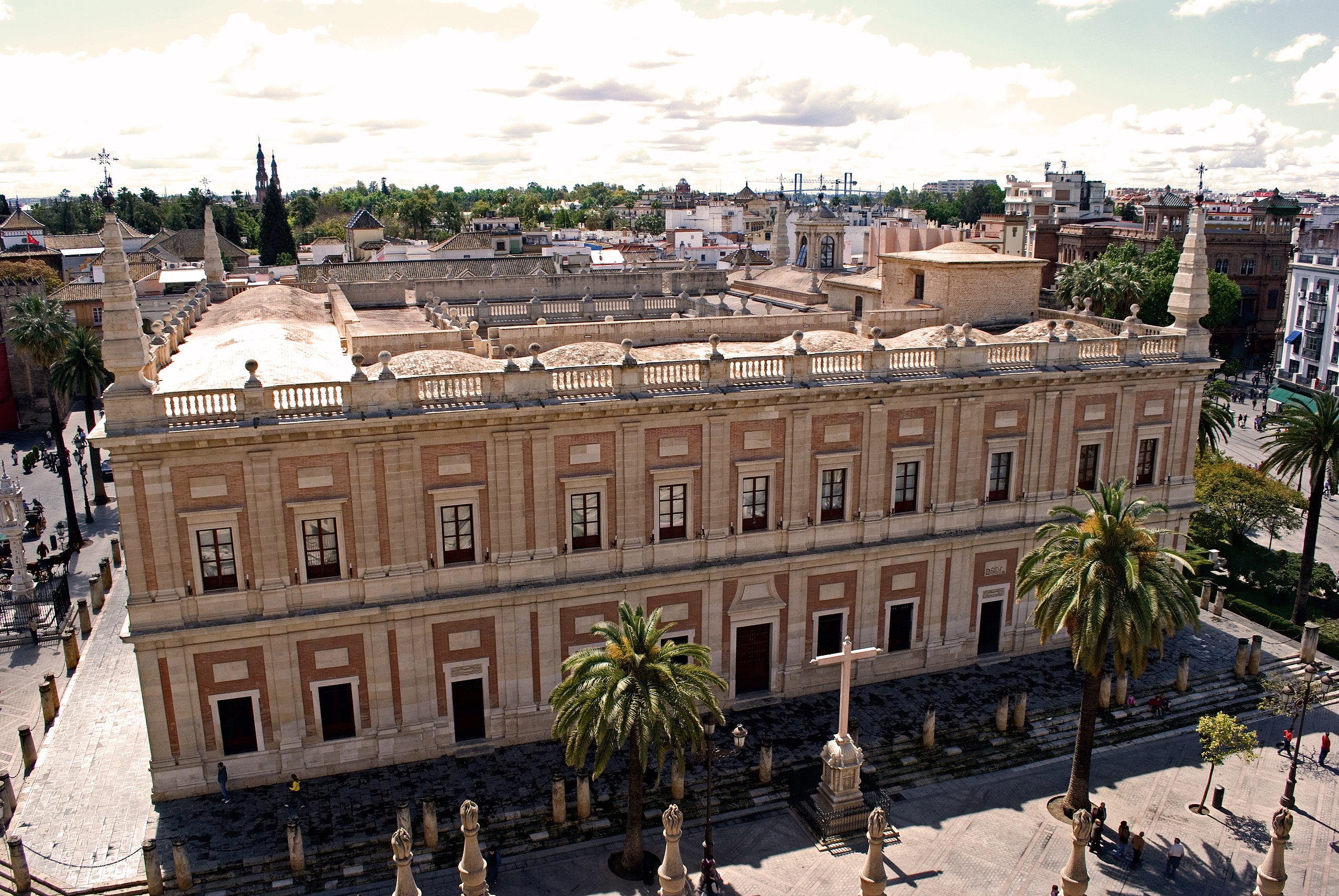 Fachada del Archivo General de Indias en Sevilla desde la Catedral